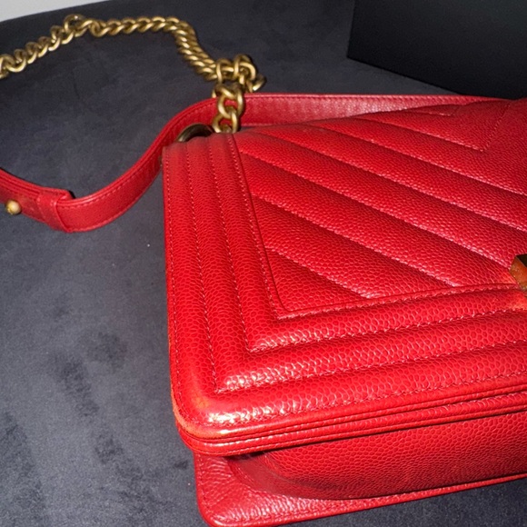 This is an authentic CHANEL Caviar Chevron Quilted Medium Boy Flap in Red - Picture 8 of 9